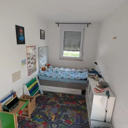 Gemuetliches Reiheneckhaus Mit Garten-idylle, 500m S-bahn بيت للعطل كارسفيلد