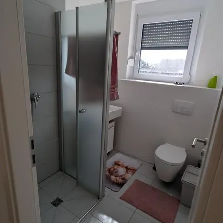 Gemuetliches Reiheneckhaus Mit Garten-idylle, 500m S-bahn بيت للعطل